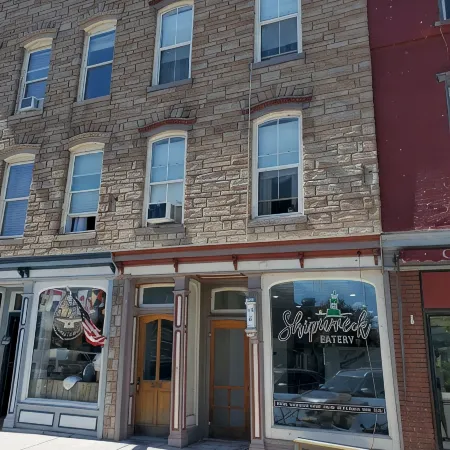 Charming 3rd Floor Walk-up River View