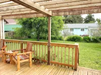 Modern renovated family friendly home close to beach and restaurants