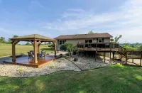 Ellis Estates next to the Ark & Lake. - 3-Star
