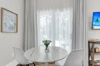 10/10 Rated • Private Garden Cottage Retreat • Minutes to Downtown - Country Houses