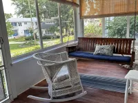 Spacious 5 Bedroom House On Double Lot In Lakeside One Block From The Lake! Hotels in Marblehead
