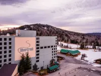 SilverCreek-2 Bedroom, 2 Bath Condo on the slopes w/ night skiing! エドレーのホテル
