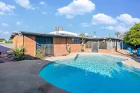 Eli Drive: Farmhouse Charm Meets Modern Luxury – Pool Included! - Kolam Renang Peribadi