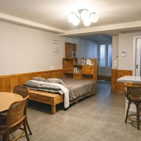 Gangneung Pilgrim Guesthouse n Pension Отели рядом с достопримечательностью «Пляж Канмун»