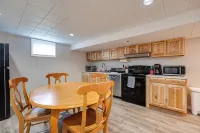 Full basement apartment quiet comfy 1-bedroom with Hot tub and fireplace - 2-Sterne