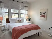Charming & Spacious Townhome on North College Street in Auburn - บังกะโล