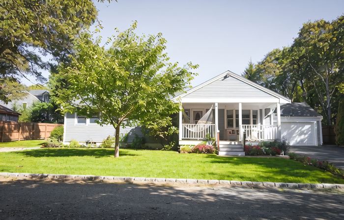 Relax by Oak Bluffs Harbor, enjoy your 3-bedroom East Chip retreat