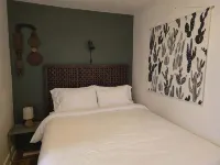 Stylish Apt in Walker's Point - Condos