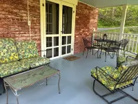 The Tannery! Private Dipping Pool In The Warm Springs Stream! Pet Friendly! バスのホテル
