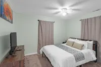 MSU Area, 65 Inch TV, Elevated Deck, Pets Welcome, Full Kitchen,  TV in Bedroom.