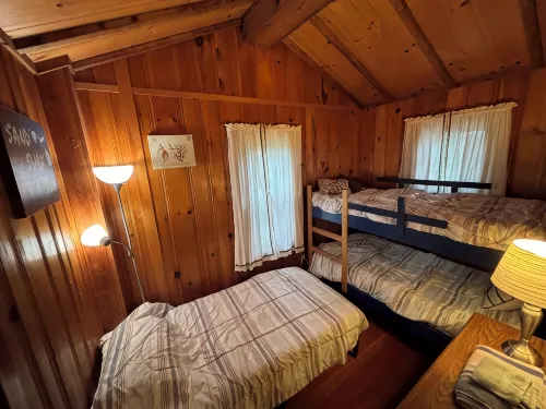 Charming Cabin 500 feet to beach - 방갈로