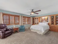 River's Edge Oasis, private dock, 2 kitchens, pool table, dog friendly! Hotels in Post Falls