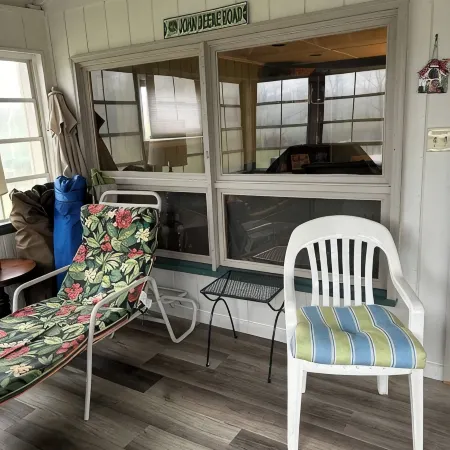 KD CottagesPrivate 2-bedroom tan cottage on Dunnings Creek, in Bedford County