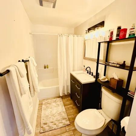 Cozy loft apartment in Stockade district walk to restaurants & bars AC & WiFi