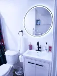 Elegant Modern Suite with Free Parking near Parks, Malls & Transit - บังกะโล