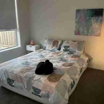 Close to the Coast & GMHBA stadium Belmont Rooms