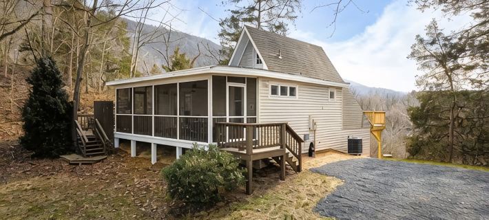MountainWaters - Mtn, River, Relax! - Hottub, Private Riverfront, Firepit. Hotels in Shenandoah County