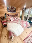 New Private Quiet Cabin~Mountain Forest View~Hot Tub~3 King Beds~Fire Pit~1 Acre - 4-Star