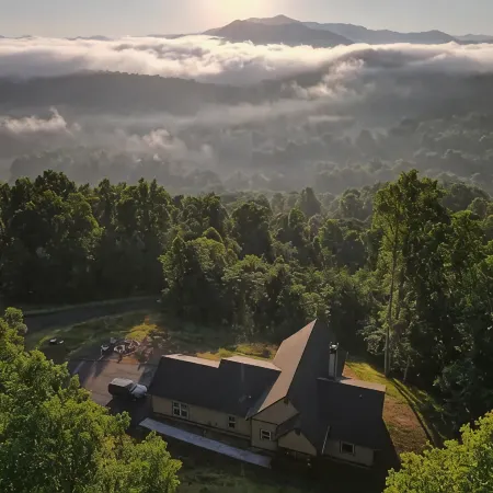 Private Retreat on 7 Acres, Mountain Views, Firepit, King Bed, Sleeps 6.