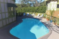 Vinland Hotel and Lounge - Pools