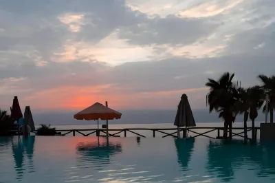 O Beach Hotel & Resort Отели в г. 