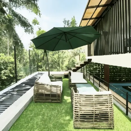 Le Villagio Resort & Domes Отели рядом с достопримечательностью «Пещеры Эдаккал»