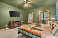 Arcade Cabin with Sauna, Cold Plunge, Hot Tub, Putting Green, and Mountain View - Mountain view