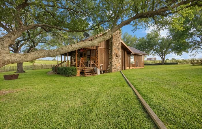 Charming 1-bedroom cabin over looking a pond & located on a cattle ranch