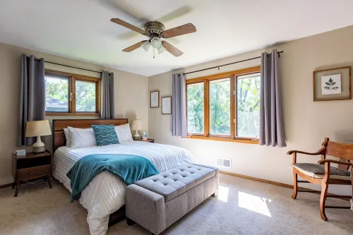 Soak, Relax & Gather - Spacious River Home - Hot Tub, Massage Chair & Kayaks - Wifi