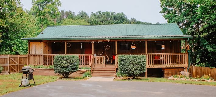 "Our Life" Creekside, Trout Fishing, Fire Pit, Hot Tub, WiFi and More... Hotels in Cocke County