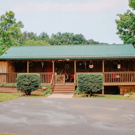 "Our Life" Creekside, Trout Fishing, Fire Pit, Hot Tub, WiFi and More...