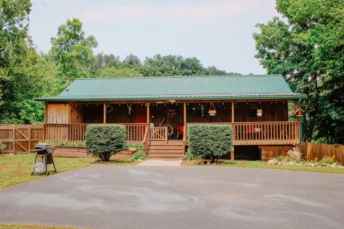 "Our Life" Creekside, Trout Fishing, Fire Pit, Hot Tub, WiFi and More... - Chalets