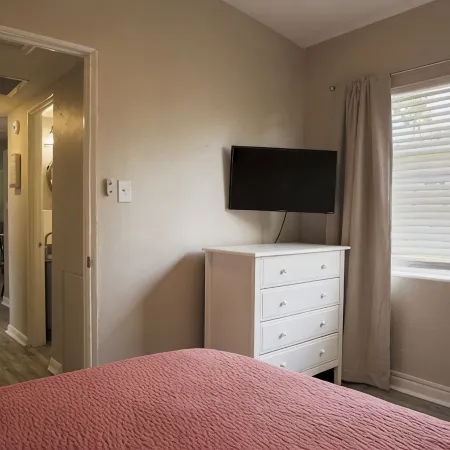 Pet friendly fenced yard,  4 minute walk to the beach. Close to restaurants