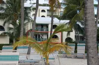 Location, Location, Location - Right on The Beach - Simply The Closest and Best - gimnasio