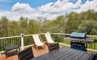 20 Acre Swimming Pond, Kayaks, Catskills Family Getaway with Hot Tub, Game Room - Chalets