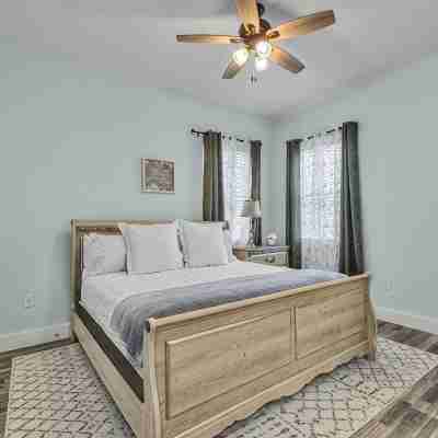 Beautiful house in Galveston with nearby attractions that's pet-friendly. Rooms