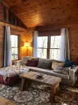 Mountaintop View 1.5 miles from downtown. Hot Tub, WiFi, Fireplace - balcony