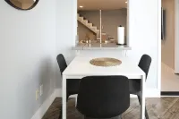 Modern Studio Duplex -15 min to Beach - 2-Star