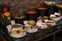 The Juffair Grand Hotel - breakfast