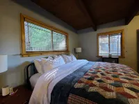 Romantic, Pet-Friendly Cabin. 5-min walk to Lake. 2 BBQ + 2 Decks + Fire Pit/EV 크레스틀린 호텔