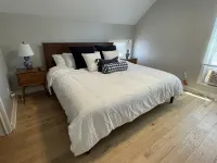 Downtown King Bed Suite- Very Walkable- Flexible Cancellation