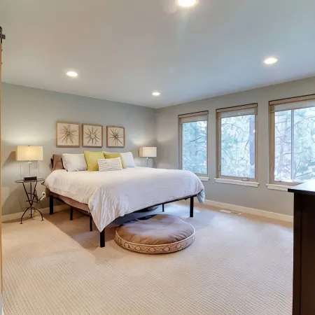 Hot Tub // Fenced Yard // AC // Pet-Friendly in Best Neighborhood in Bend
