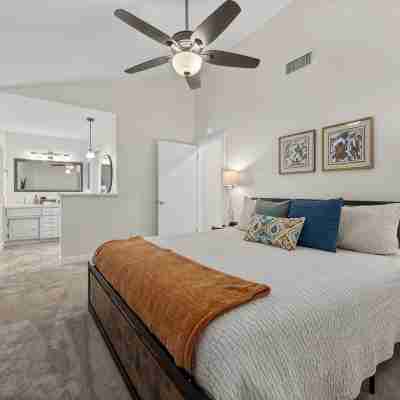 Entire condo in Bakersfield with WiFi, AC Rooms