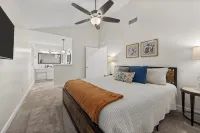 Entire condo in Bakersfield with WiFi, AC