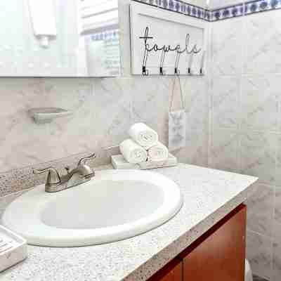 Blue Paradise: Modern Apartment steps away from beach in center of Condado! Rooms