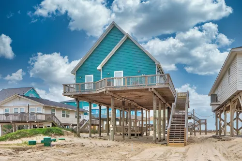 Martinis & Bikinis, a beach front house with toes in the sand drink in the hand. - de playa