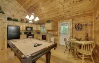 Creekside Paradise Found! One-Bedroom Mountain Cabin in Pigeon Forge - Alppimaja