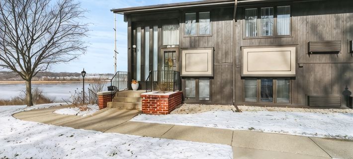 7 mins from your waterfront deck to downtown! Peaceful, private, roomy. Hotels in Geneva