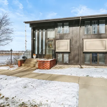 7 mins from your waterfront deck to downtown! Peaceful, private, roomy.