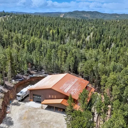 Spacious 8-bedroom house with WiFi, AC, Hot Tub South of Lead